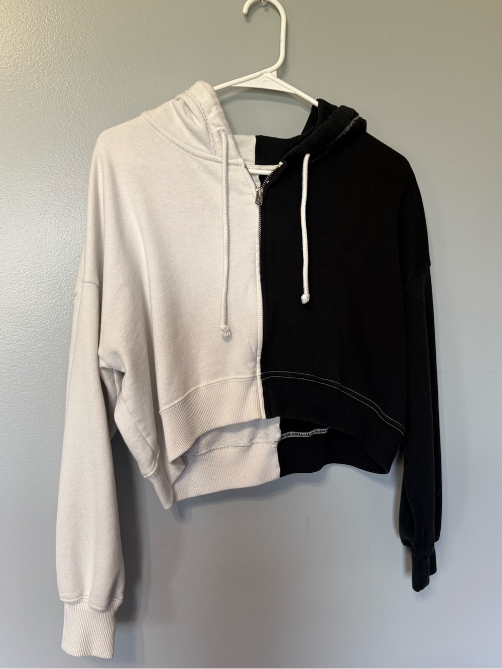 Hollister Two-Tone Black & White Cropped Zip-up Hoodie